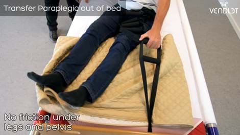 Verplaats patiënt met beperkte mobiliteit uit bed met hulpmiddelen